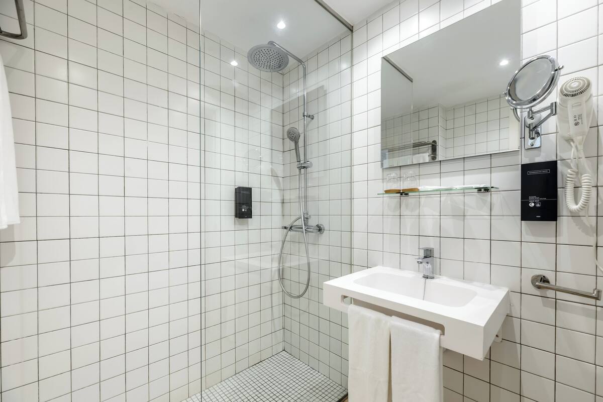 deluxe twin room | bathroom | shower, hair dryer, towels, soap