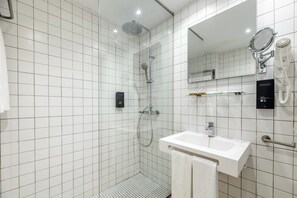 ห้องดีลักซ์ทวิน | ห้องน้ำ | ฝักบัว, ไดร์เป่าผม, ผ้าเช็ดตัว, สบู่