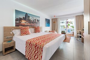 Habitación Deluxe con 2 camas individuales | Caja fuerte, escritorio, cortinas opacas y tabla de planchar con plancha