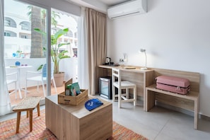 Deluxe Twin Room | Living area | 32-inch flat-screen TV with satellite channels