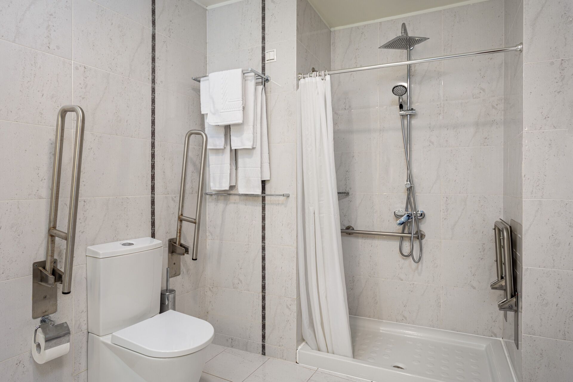 twin room, accessible | bathroom | combined shower/bathtub, rainfall showerhead, free toiletries