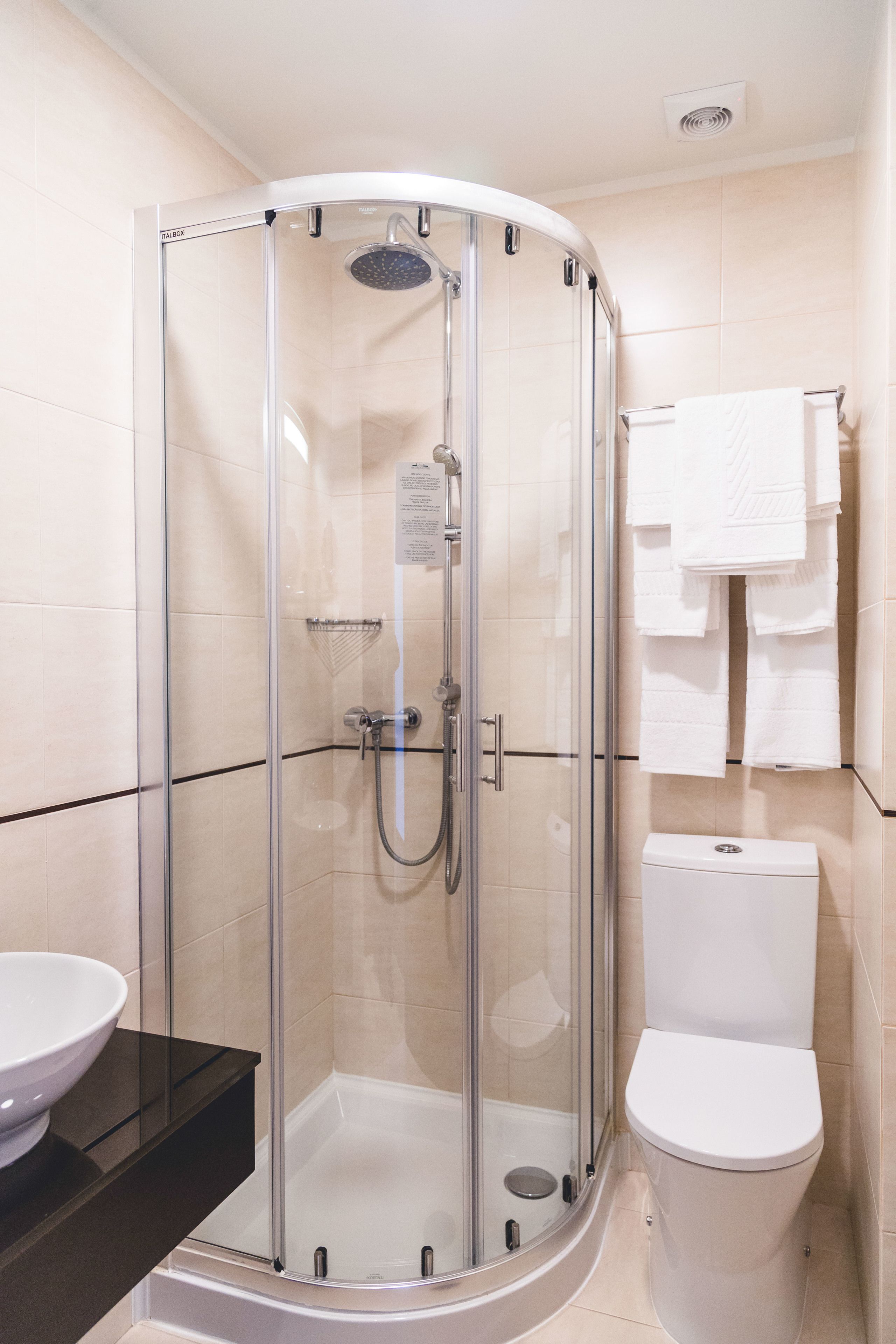 combined shower/bathtub, rainfall showerhead, free toiletries