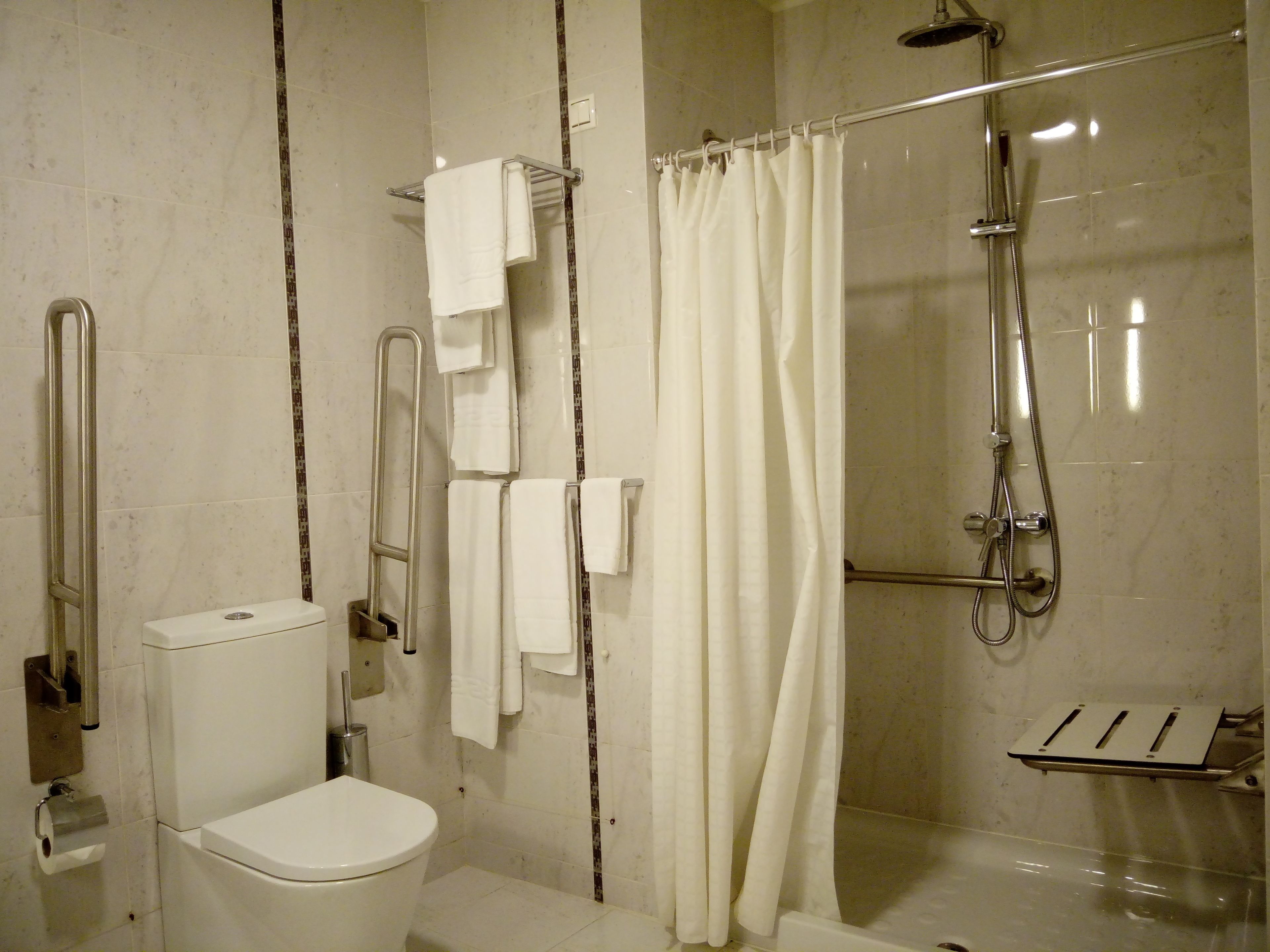 twin room, accessible | bathroom | combined shower/bathtub, rainfall showerhead, free toiletries