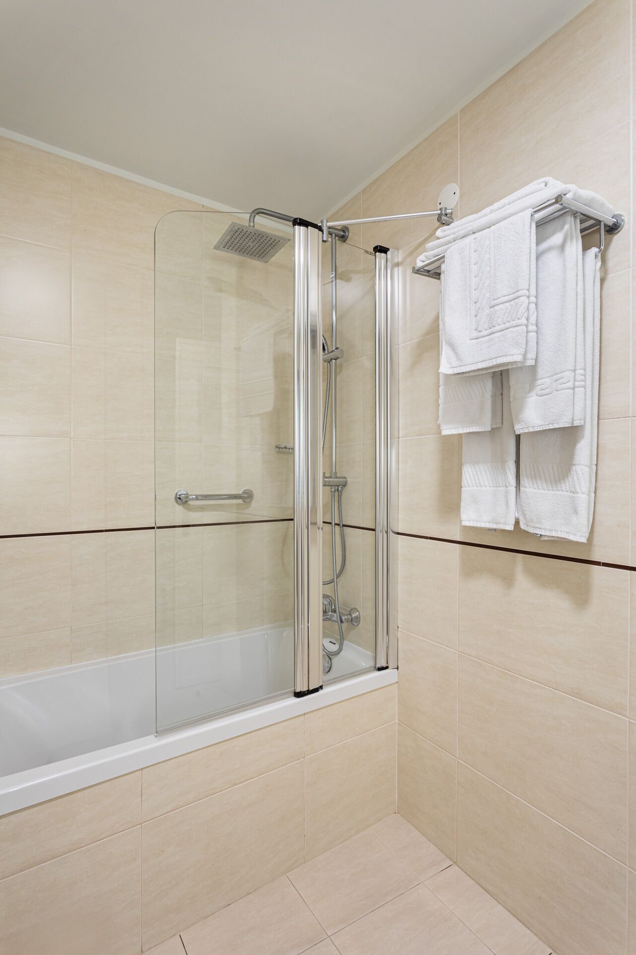 junior suite | bathroom | combined shower/bathtub, rainfall showerhead, free toiletries