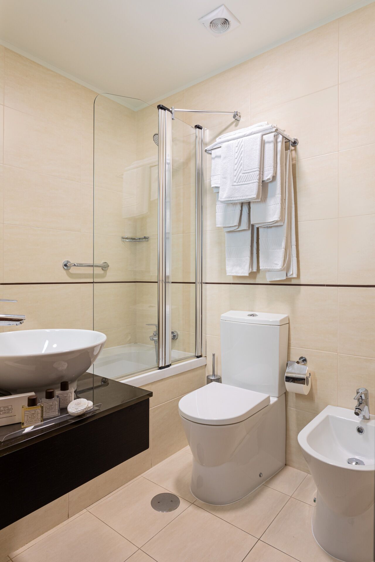 suite | bathroom | combined shower/bathtub, rainfall showerhead, free toiletries
