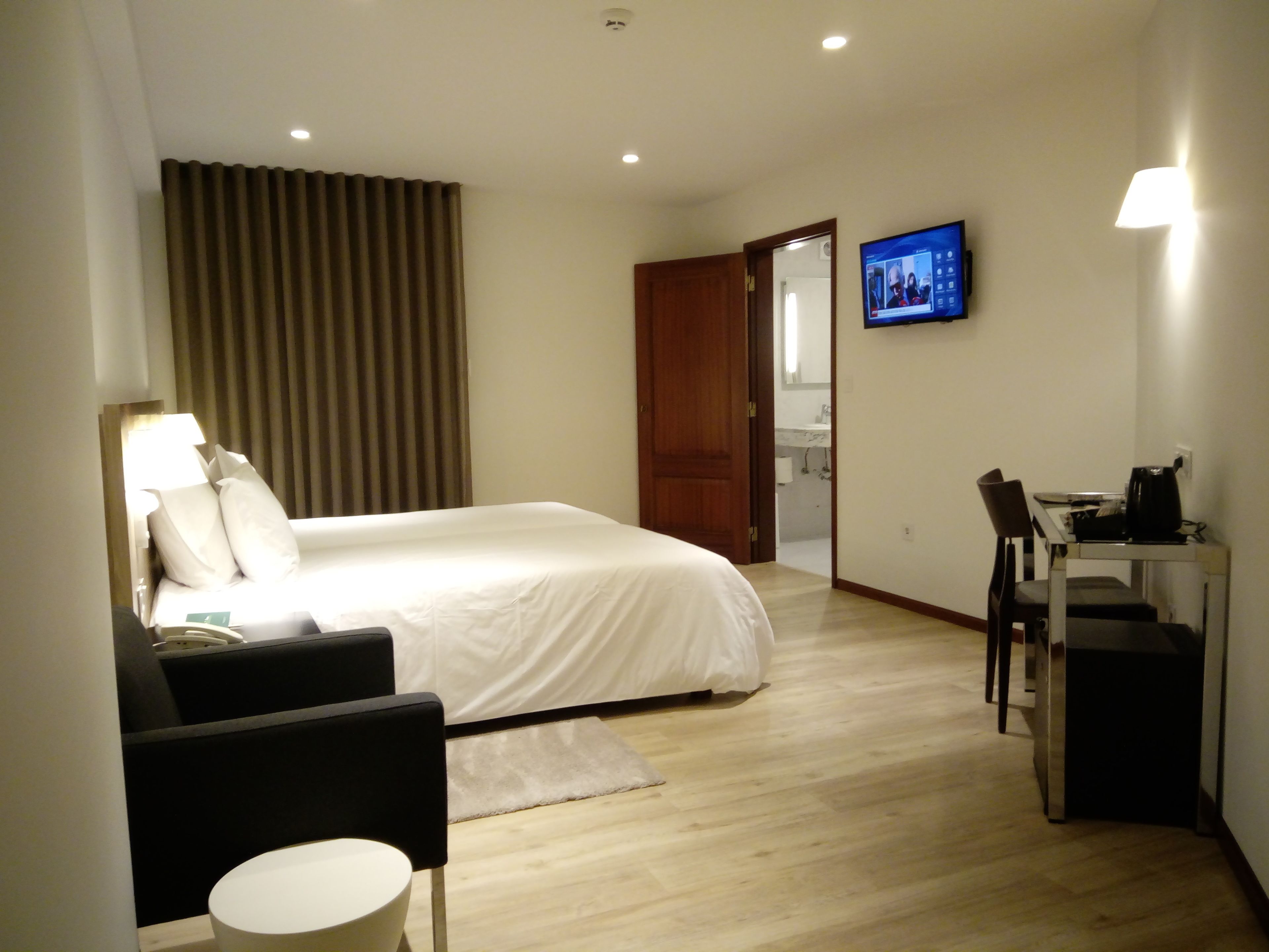 Habitación con 2 camas individuales, accesible para personas con discapacidad | Caja fuerte, escritorio, cortinas opacas y sistema de insonorización