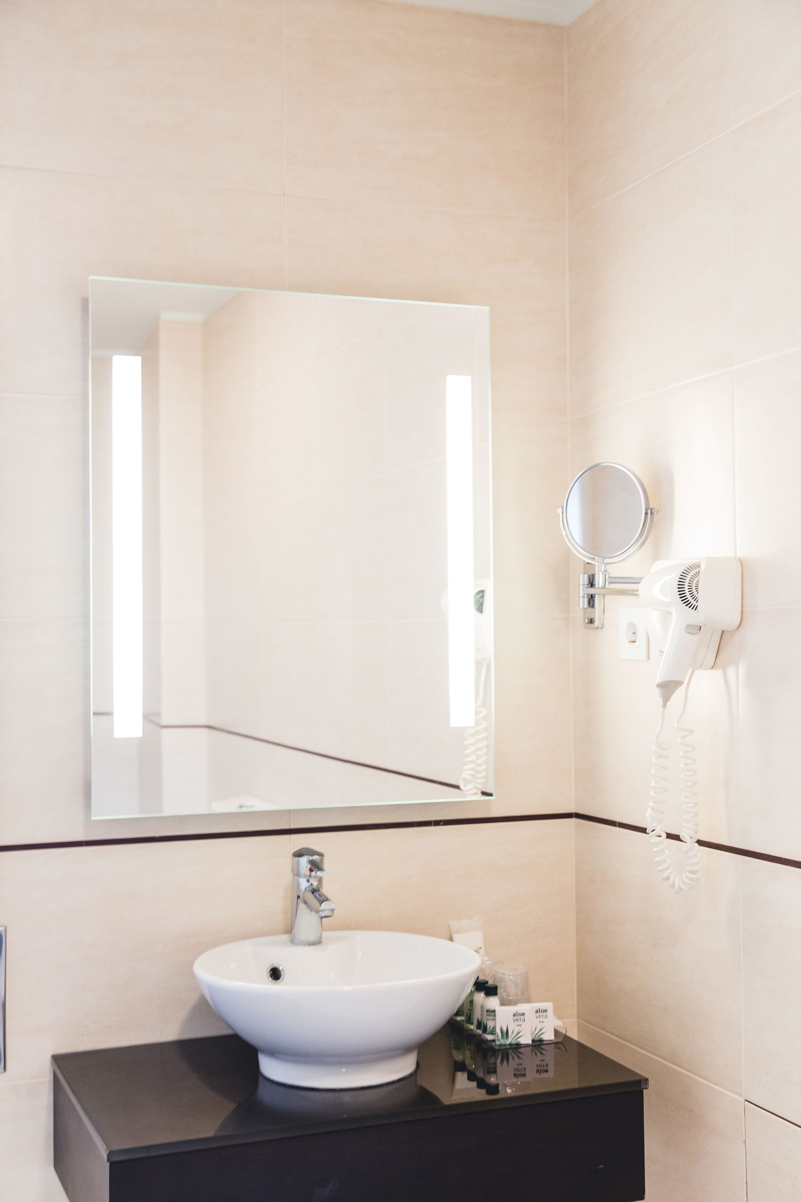 combined shower/bathtub, rainfall showerhead, free toiletries