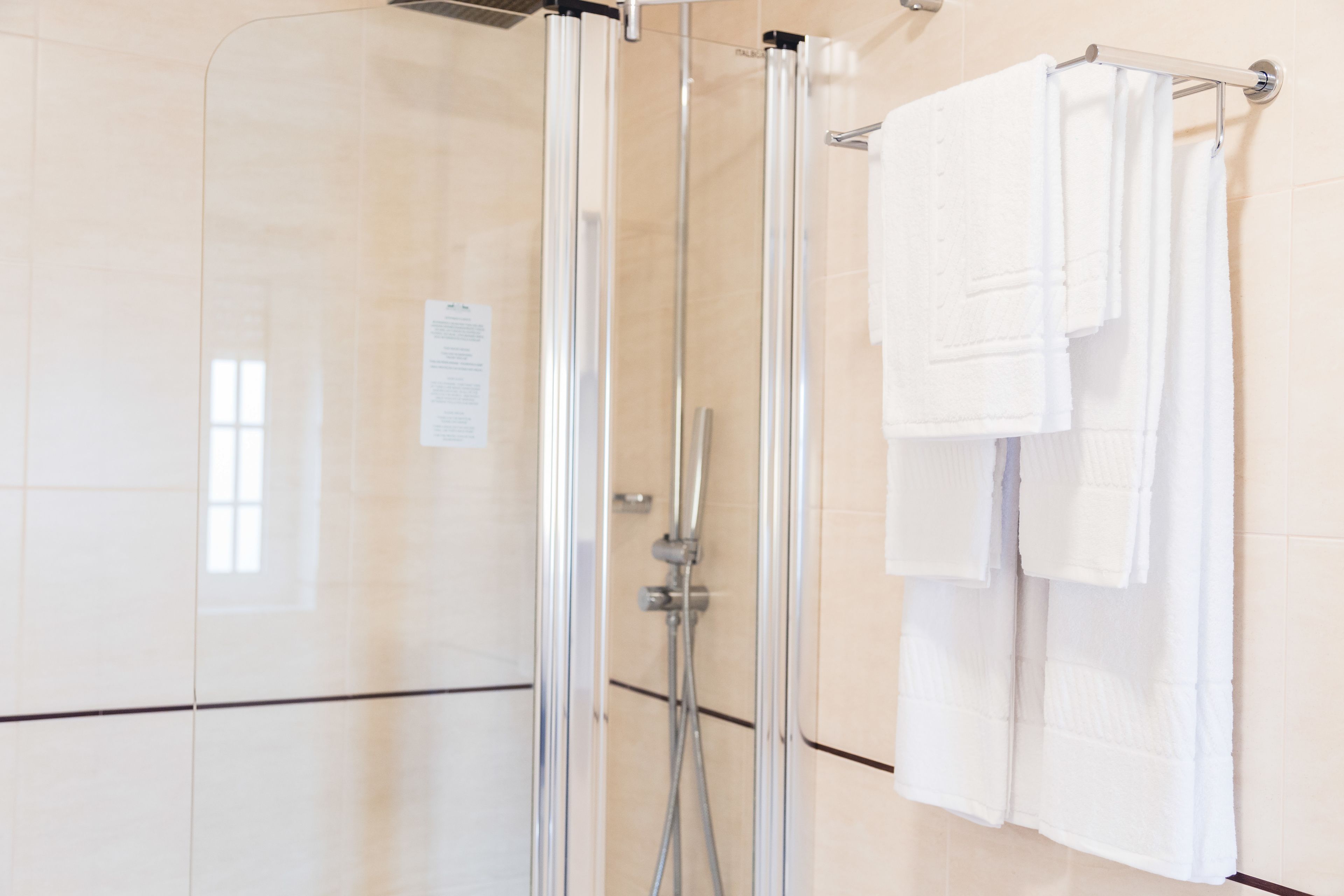 combined shower/bathtub, rainfall showerhead, free toiletries