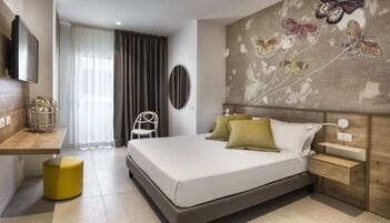 Frigobar, cofres nos quartos, escrivaninha, quartos à prova de som