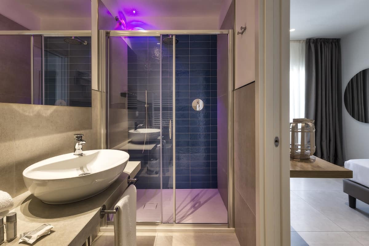 shower, rainfall showerhead, free toiletries, hair dryer