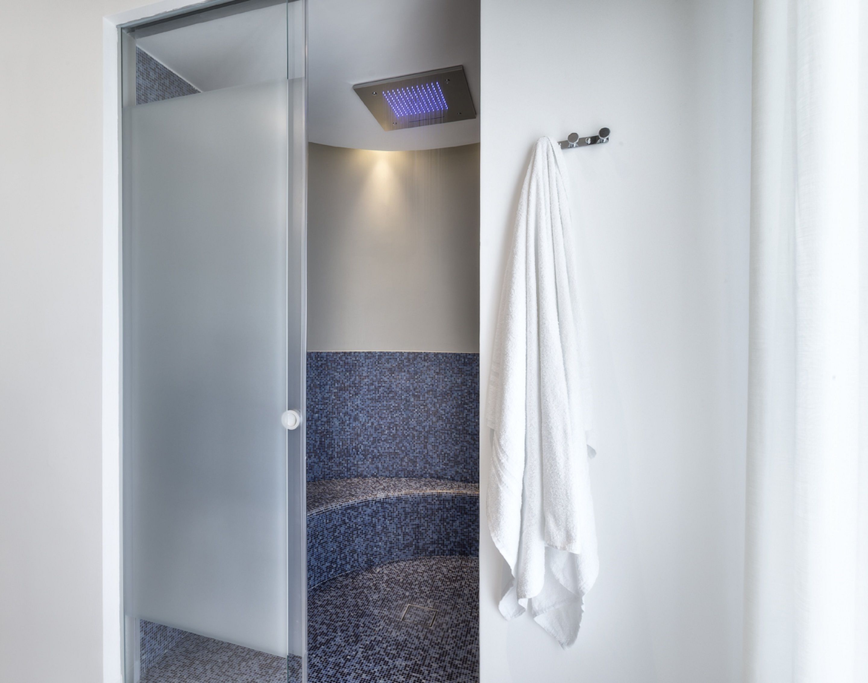 panoramic suite, sea view, sea facing | bathroom | shower, rainfall showerhead, free toiletries, hair dryer
