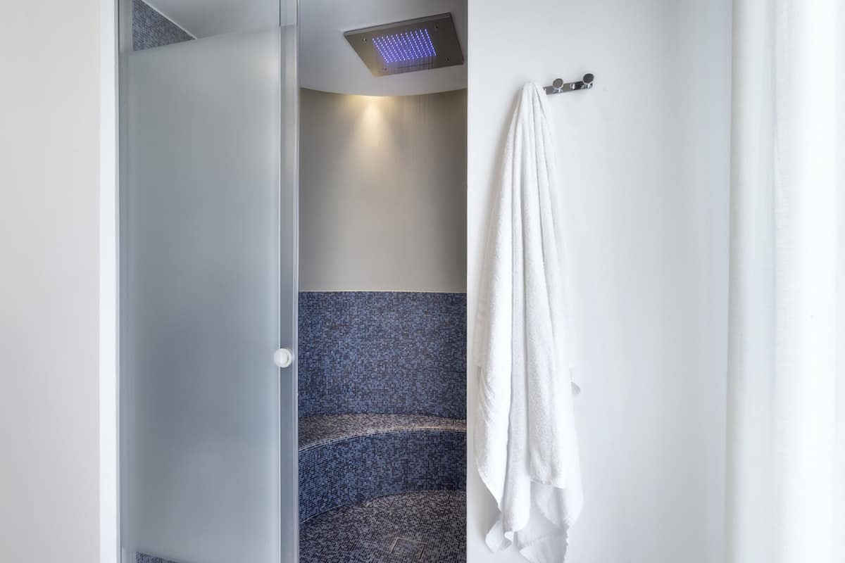 panoramic suite, sea view, sea facing | bathroom | shower, rainfall showerhead, free toiletries, hair dryer