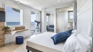 A modern bedroom with a large bed, a telescope, and a view of the sea. - Hotel Meeting (Riccione)