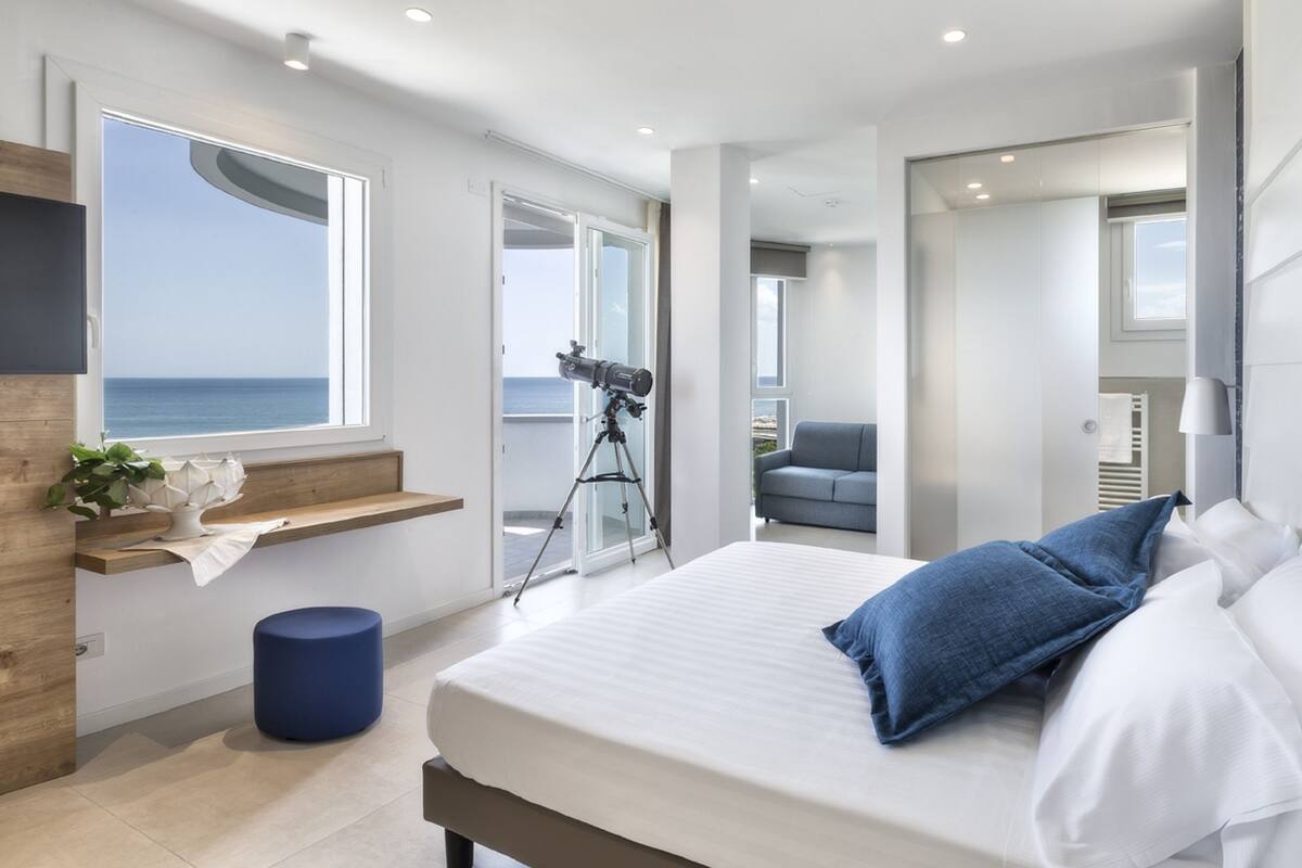 Suite estudio junior, vista al mar, frente al mar | 1 habitación, minibar, caja de seguridad en la habitación y escritorio