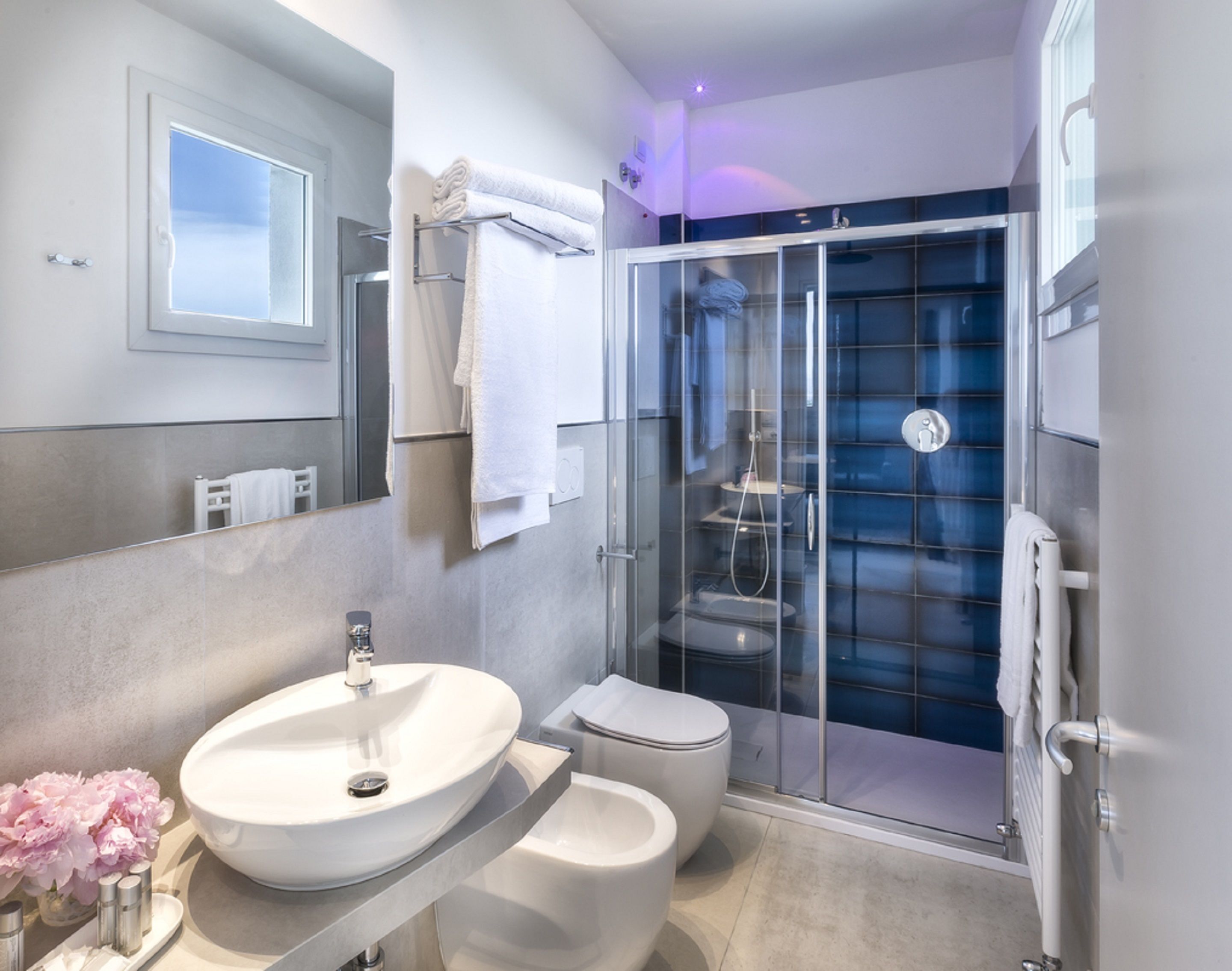 shower, rainfall showerhead, free toiletries, hair dryer