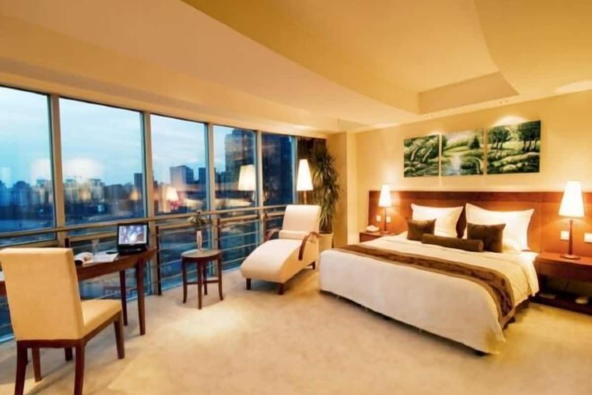 Luxe beddengoed, donzen dekbedden, een minibar, een kluis op de kamer