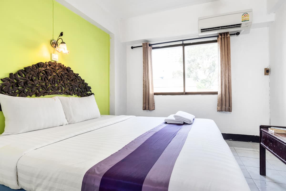 Standard Room | Minibar, in-room safe, blackout drapes, rollaway beds