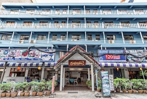 A multi-story building with a blue facade, a buffet breakfast restaurant, and a sea view restaurant. - Sawasdee Sea View (Pattaya)