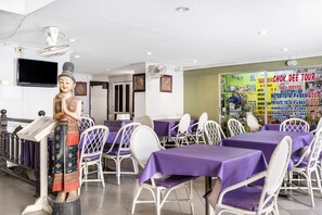 Petit déjeuner, déjeuner et dîner servis sur place