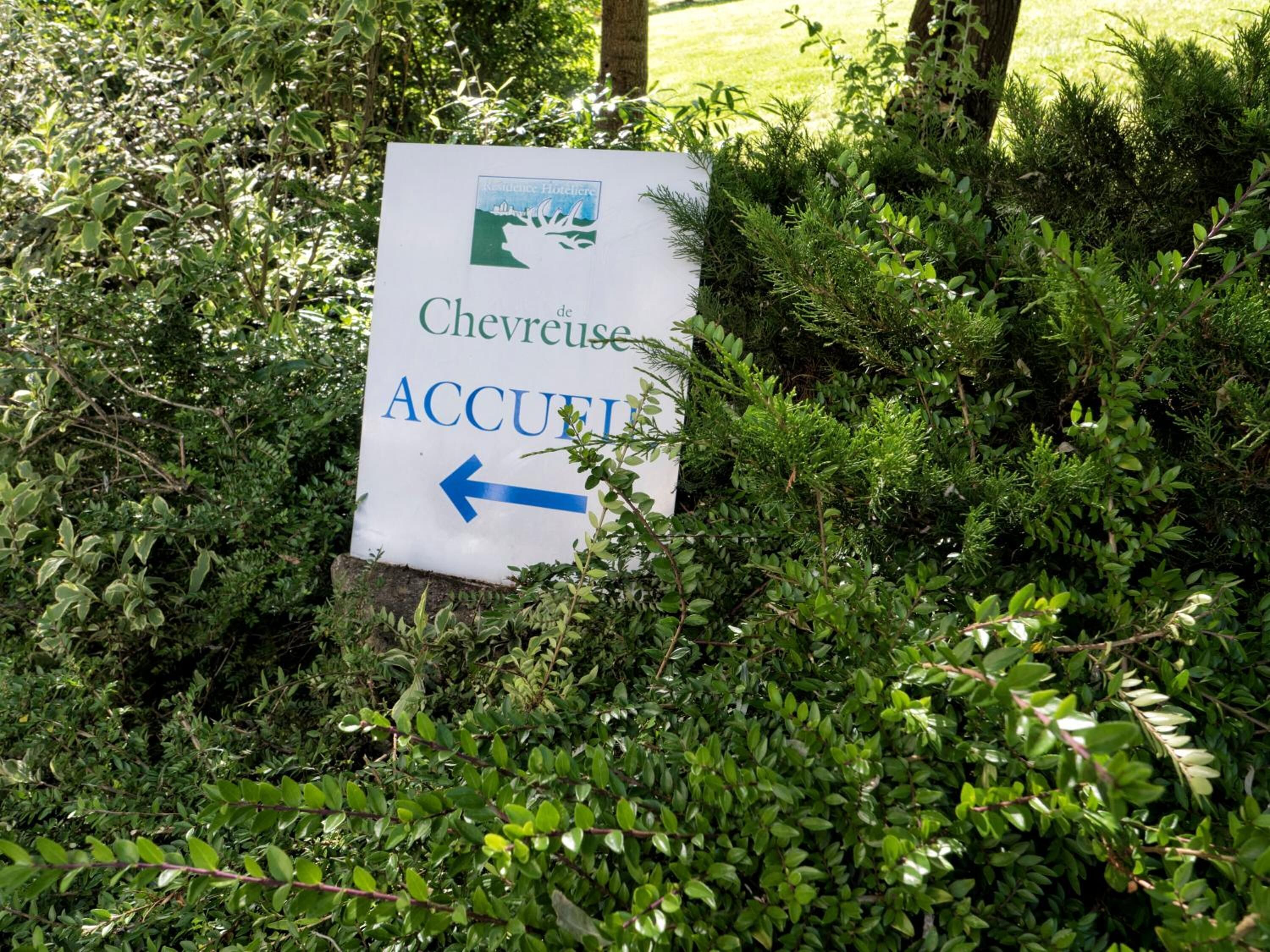 Photo - Residence Hotel Les Ducs De Chevreuse avec Hébergement, Repas & PDJ, Séminaire, Bureau & Parking