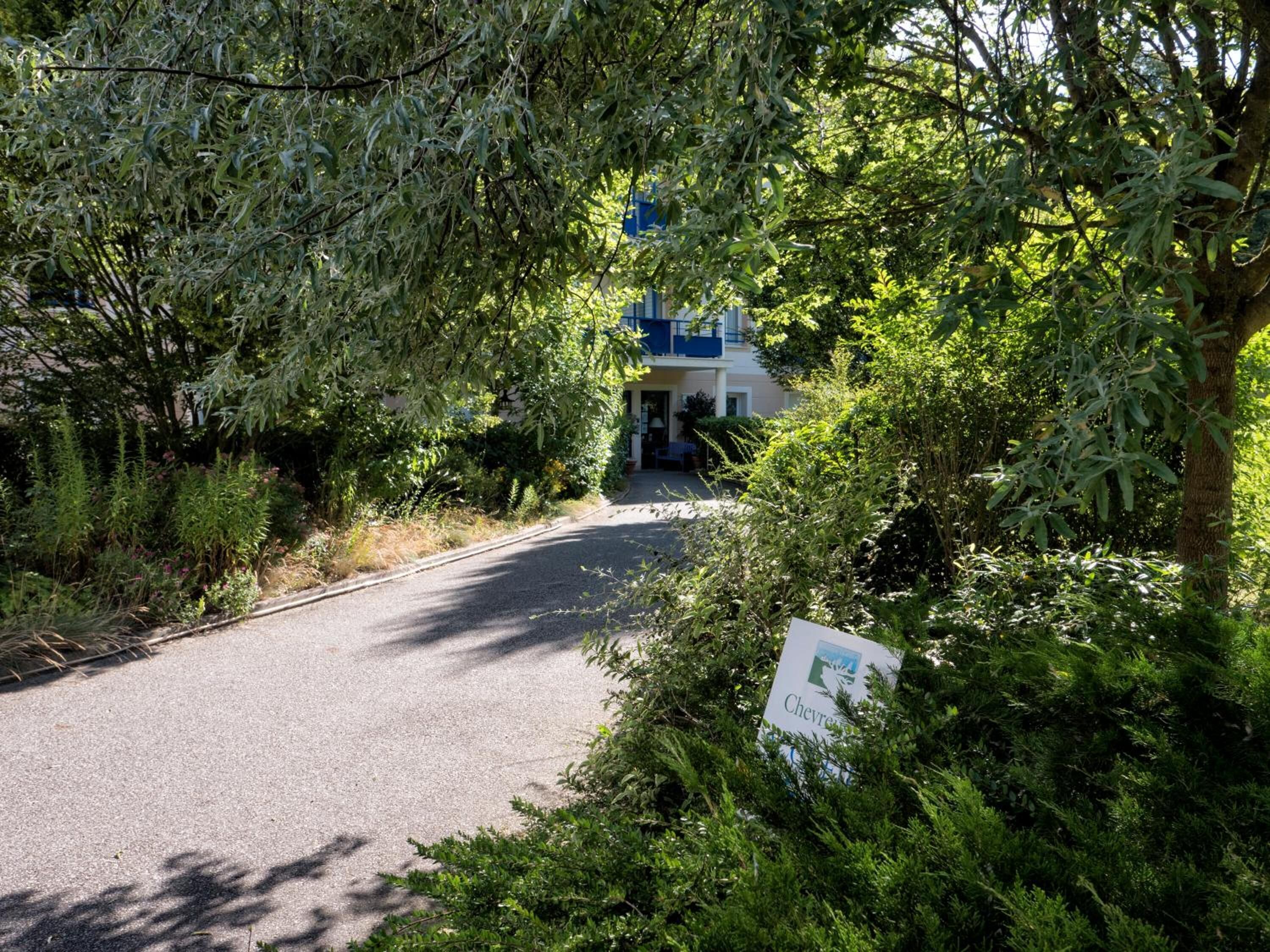 Photo - Residence Hotel Les Ducs De Chevreuse avec Hébergement, Repas & PDJ, Séminaire, Bureau & Parking