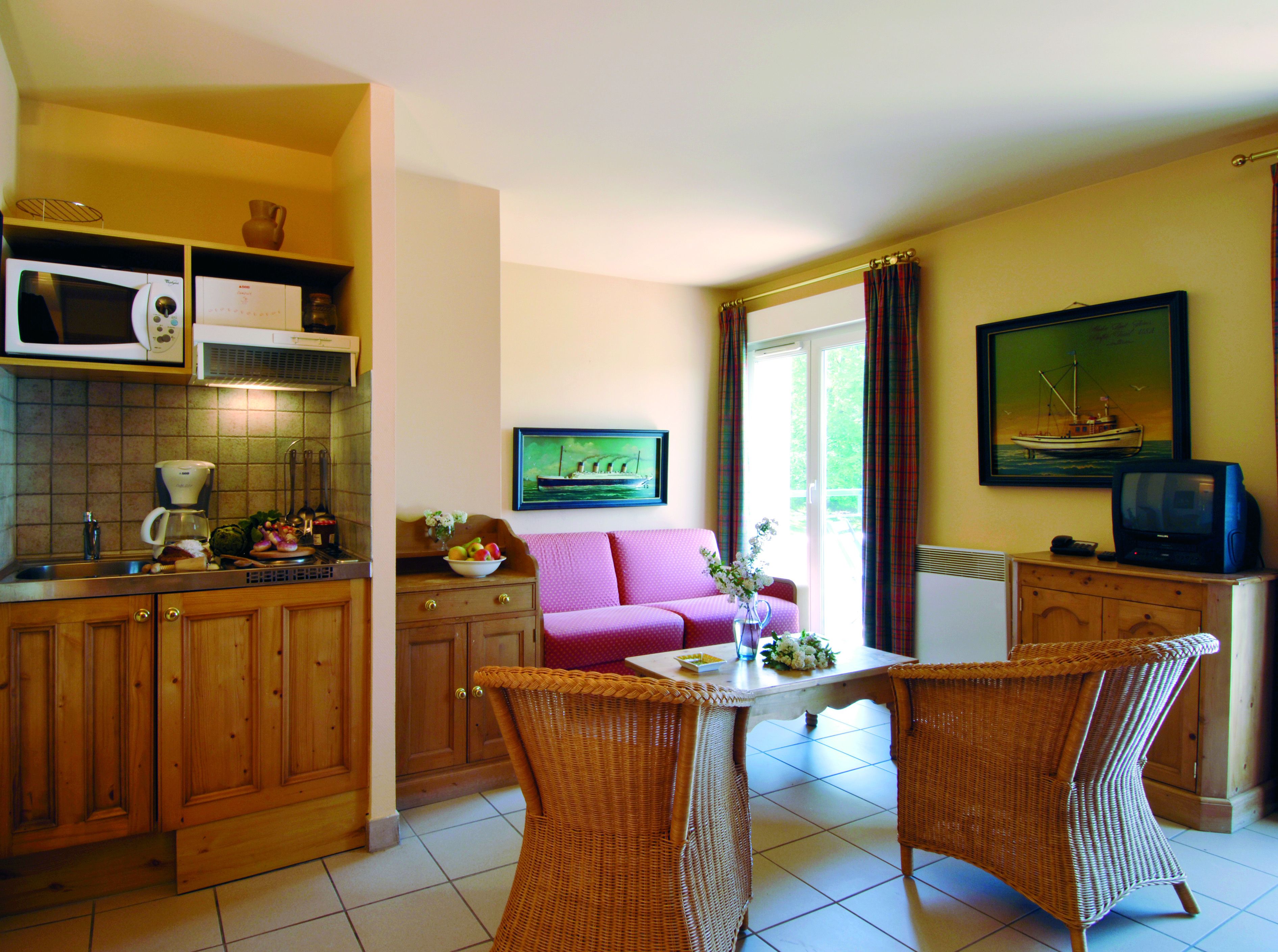 Suite superior, 1 habitación | Área de sala de estar | Televisión LED 