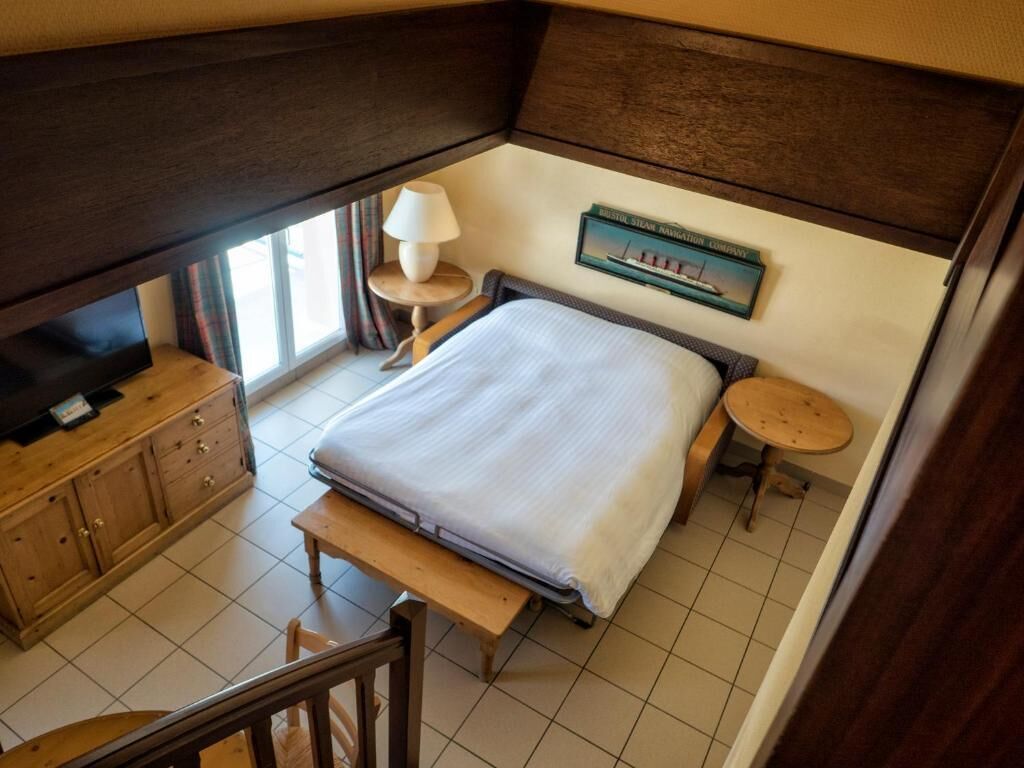Premium bedding, down duvets, laptop workspace, blackout curtains
