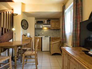 Fridge, microwave, stovetop, coffee/tea maker - Residence Hotel Les Ducs De Chevreuse (Chevreuse)