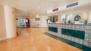 A hotel reception area with a registration desk, a cashier, and a vending machine. - Sawasdee Siam, Pattaya (Pattaya)