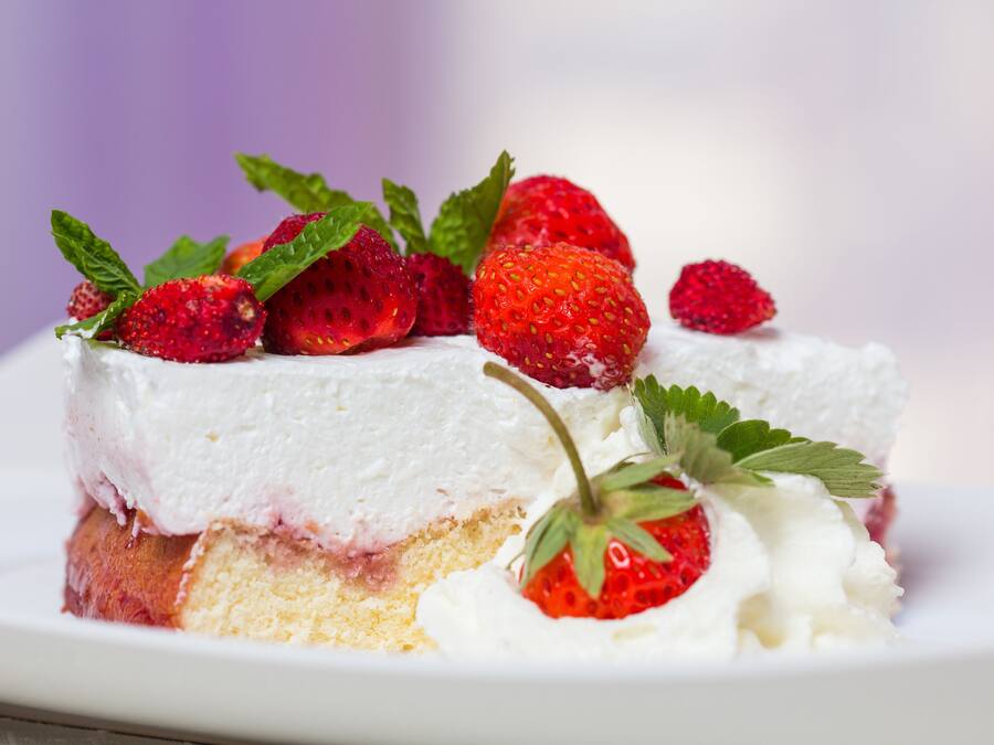 Un dolce con fragole e panna montata.