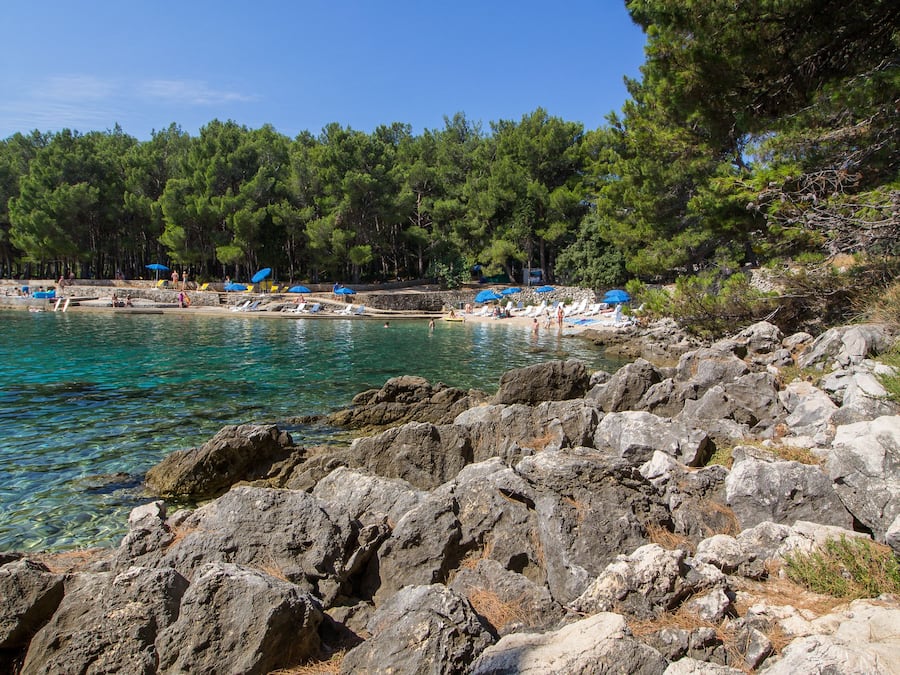 Gần bãi biển, ghế dài tắm nắng, dù trên bãi biển, khăn tắm biển