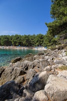 Ubicación cercana a la playa, tumbonas, sombrillas y toallas de playa
