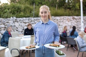 朝食、ランチ、ディナーに営業