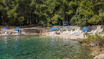 Plage à proximité, chaises longues, parasols, serviettes de plage