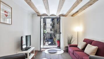 Safe på rommet, skrivebord, blendingsgardiner og strykejern/-brett