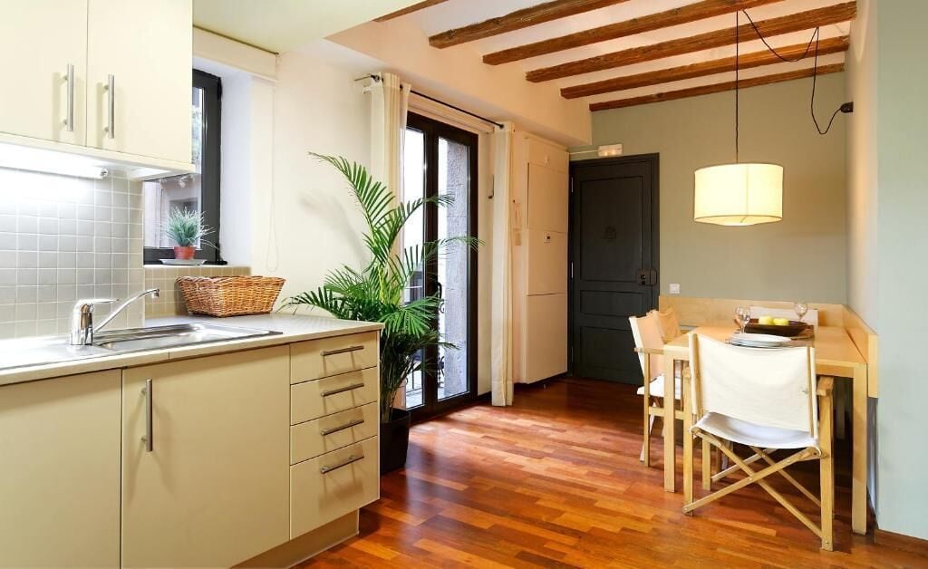 Espressomaschine, Wasserkocher mit Kaffee-/Teezubehör, Kühlschrank