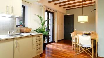 Espressomaschine, Wasserkocher mit Kaffee-/Teezubehör, Kühlschrank
