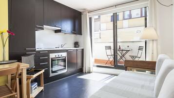 Safe på rommet, skrivebord, blendingsgardiner og strykejern/-brett