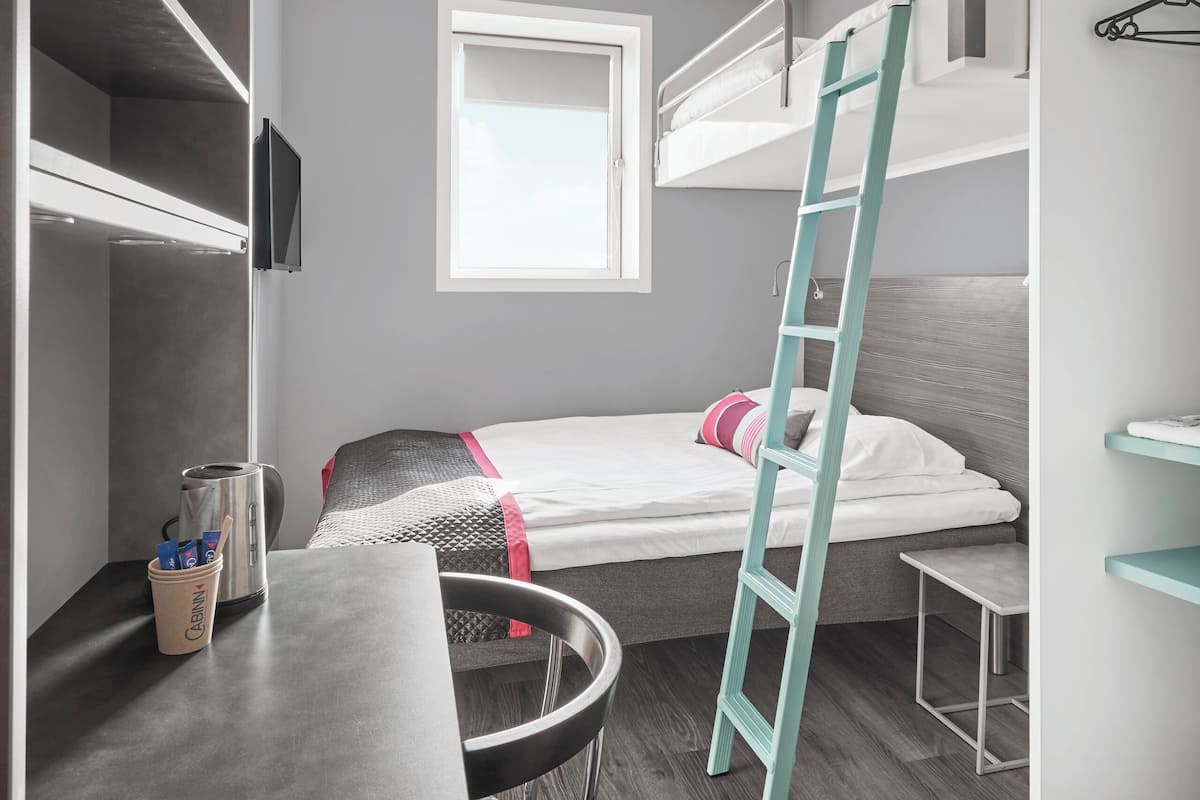 Standard-Dreibettzimmer | Allergikerbettwaren, Schreibtisch, Verdunkelungsvorhänge
