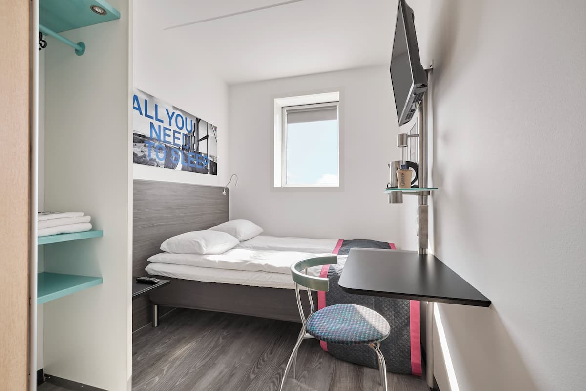 Standardzimmer | Allergikerbettwaren, Schreibtisch, Verdunkelungsvorhänge