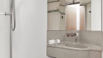 Chambre Standard | Salle de bain | Douche, serviettes fournies, savon, shampooing
