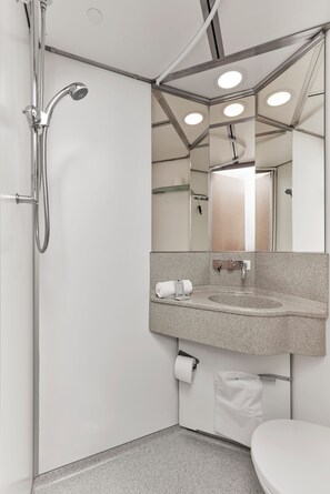 Standard Room | Bathroom | Shower, towels, soap, shampoo - CABINN Metro Hotel (Copenhagen)
