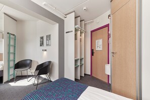 Habitación cuádruple familiar | Ropa de cama hipoalergénica, escritorio y cortinas blackout 