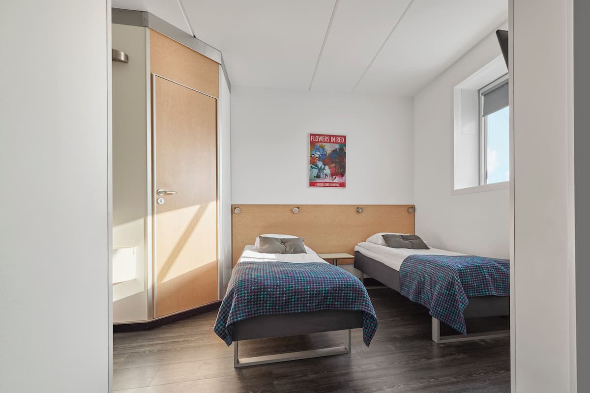 ファミリー 4 人部屋 | 低刺激性寝具、デスク、遮光カーテン、防音設備