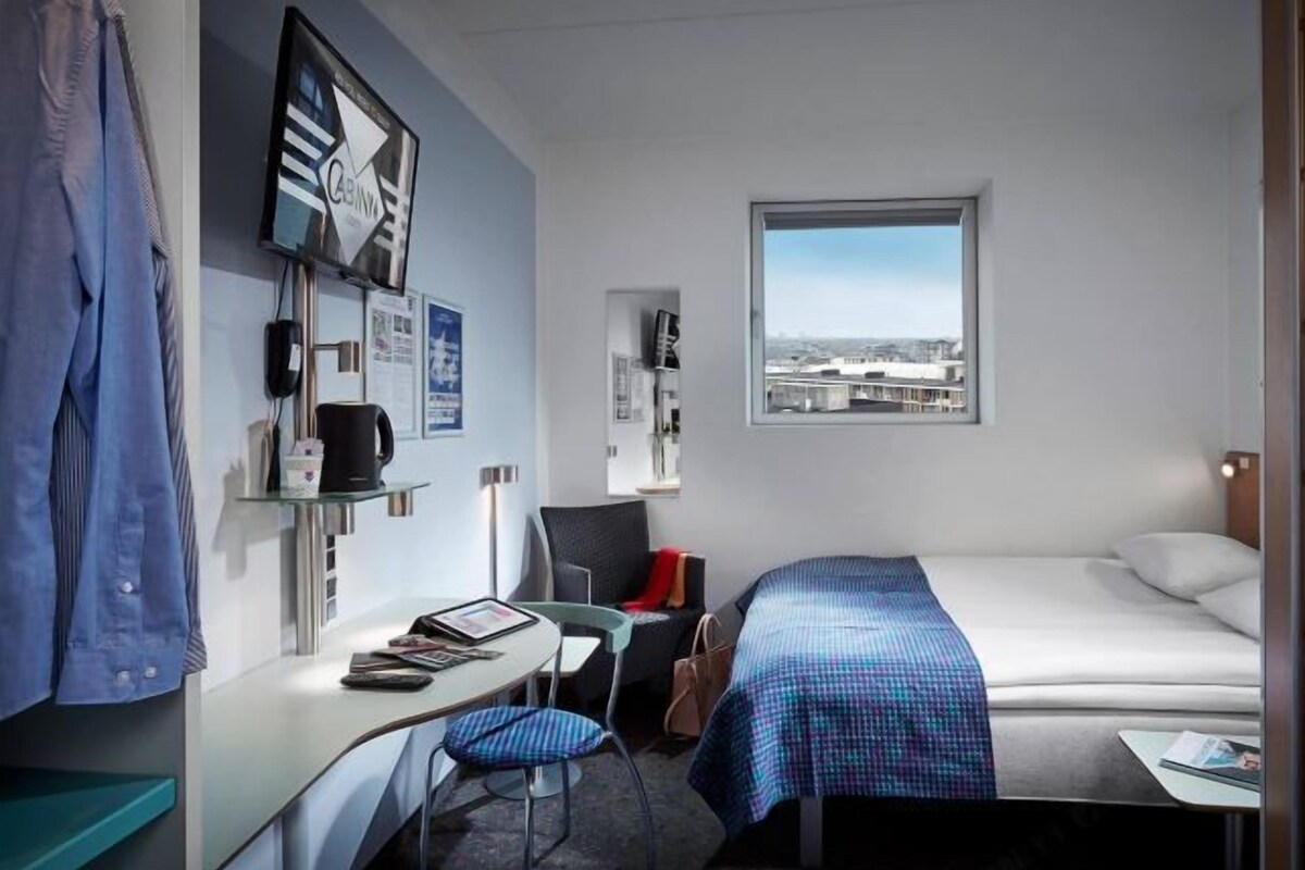 Hypo-allergenic bedding available, desk, blackout drapes, soundproofing