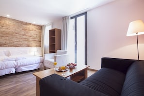 Coffres-forts dans les chambres, bureau, fer et planche à repasser