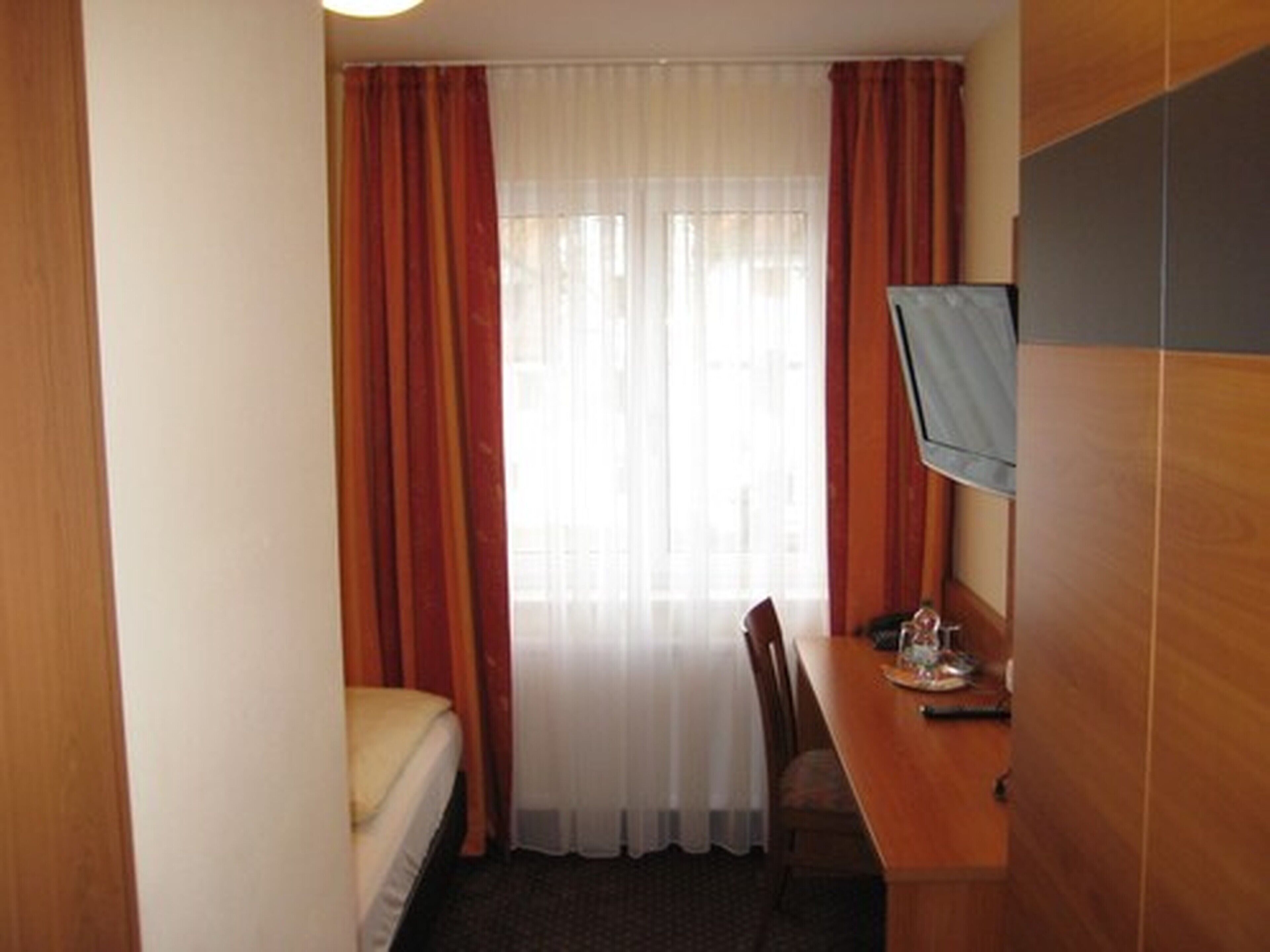 comfort single room | room amenity