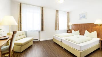 Escritorio, cortinas blackout y wifi gratis