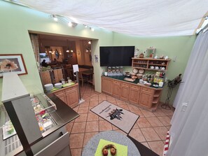 Buffet breakfast on weekdays (EUR 16 per person)