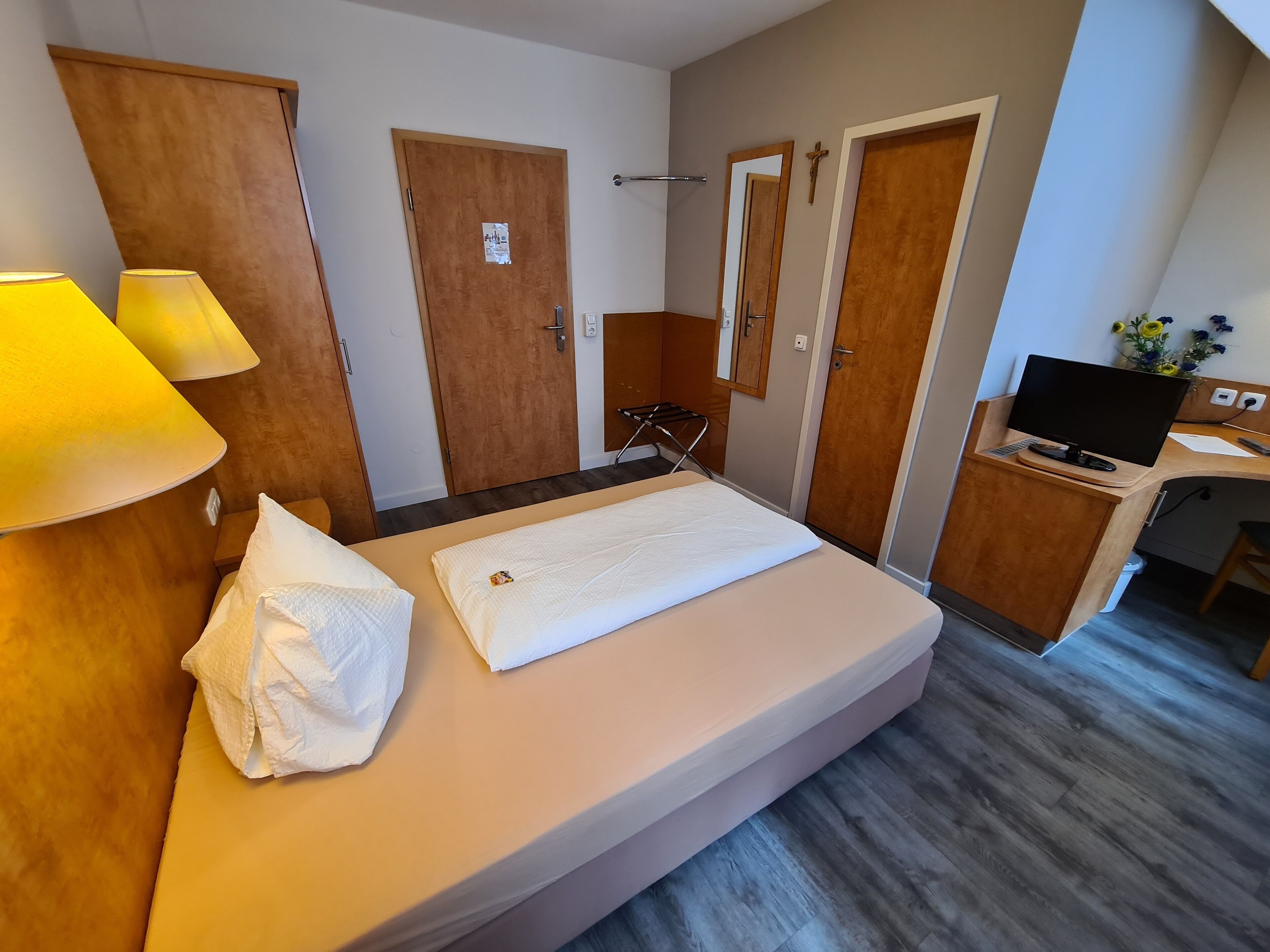 comfort single room | 1 bedroom, desk, blackout curtains, free wifi